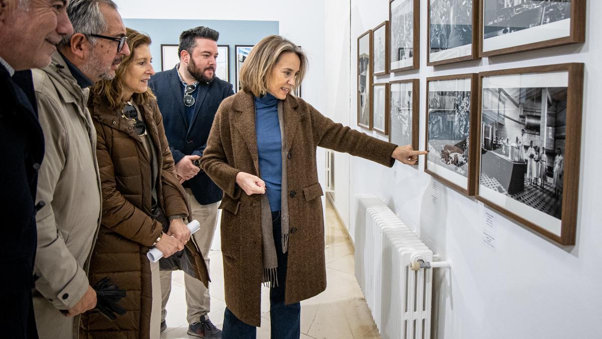 Cuca Gamarra visita una exposición en el Ayuntamiento de Logroño.