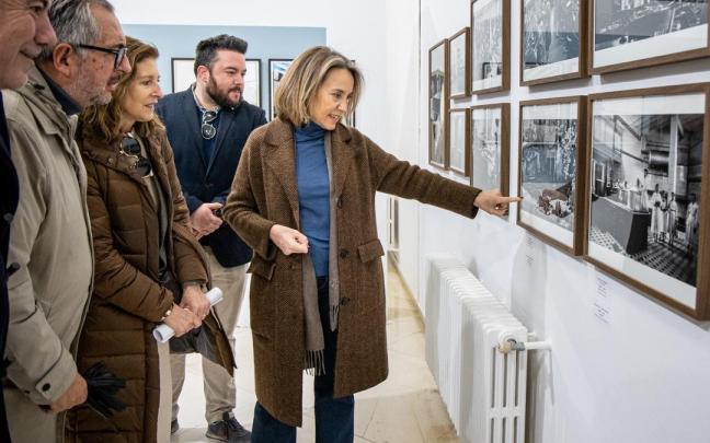 Cuca Gamarra visita una exposición en el Ayuntamiento de Logroño.