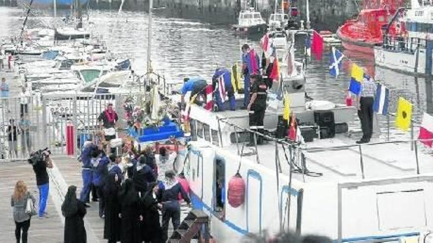 El embarque de la Virgen del Carmen de la tamborrada marinera.