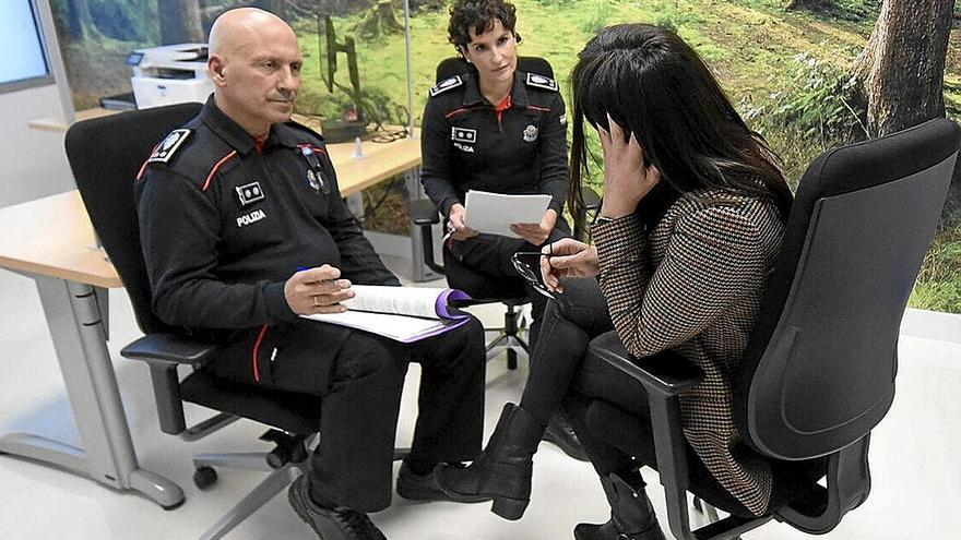 Óscar Fernández Cucó y la responsable del sistema EBA, Sandra Ranea, en la sala de denuncias para víctimas de violencia de género. | FOTO: JOSÉ MARI MARTÍNEZ