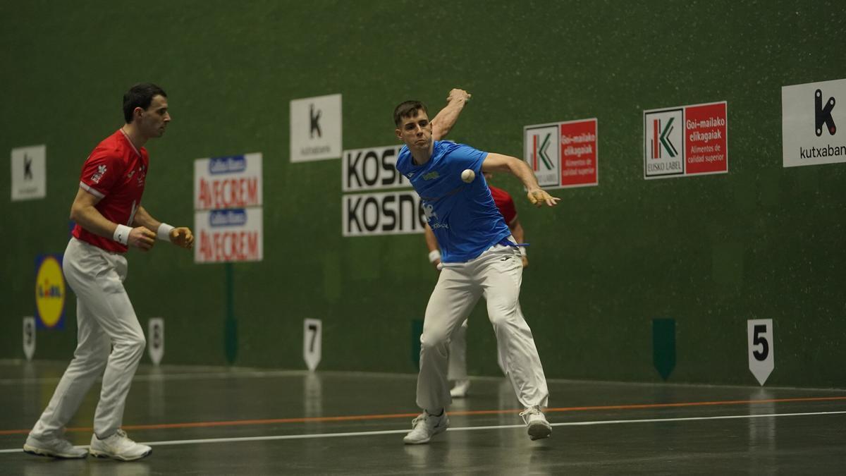 Jokin Altuna y Joseba Ezkurdia superan a Jaka-Iztueta en el frontón del Club Deportivo de Bilbao en un partido del Campeonato de Parejas.