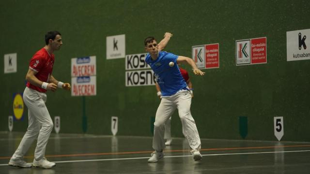 Jokin Altuna y Joseba Ezkurdia superan a Jaka-Iztueta en el frontón del Club Deportivo de Bilbao en un partido del Campeonato de Parejas.