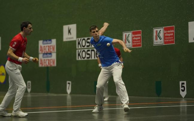 Jokin Altuna y Joseba Ezkurdia superan a Jaka-Iztueta en el frontón del Club Deportivo de Bilbao en un partido del Campeonato de Parejas.
