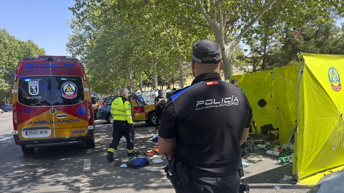 Los servicios de emergencias en un parque del distrito de Latina, donde este lunes un hombre de 44 años moría por un golpe de calor.