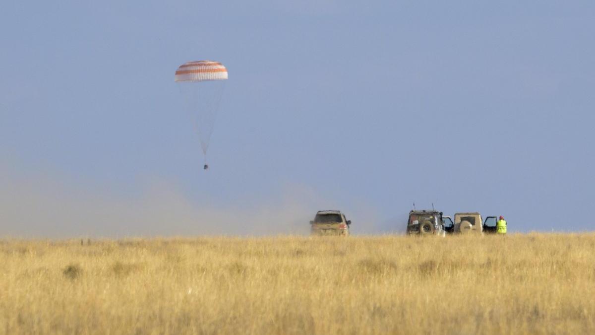 La cápsula en la que viajaba Frank Rubio ha aterrizado en la estepa kazaja, al sureste de la localidad de Zhezkazgan.