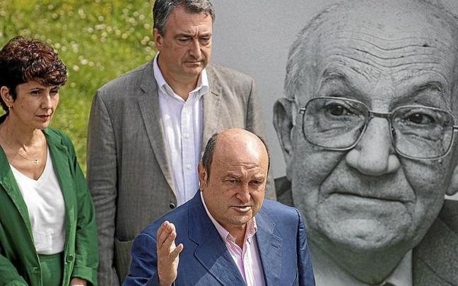 Andoni Ortuzar, Maribel Vaquero y Aitor Esteban, ayer durante el homenaje a Jesús Insausti ‘Uzturre’ que el PNV celebró en Tolosa. | FOTO: EFE Andoni Ortuzar, Maribel Vaquero y Aitor Esteban, ayer durante el homenaje a Jesús Insausti ‘Uzturre’ que el PNV celebró en Tolosa. | FOTO: EFE