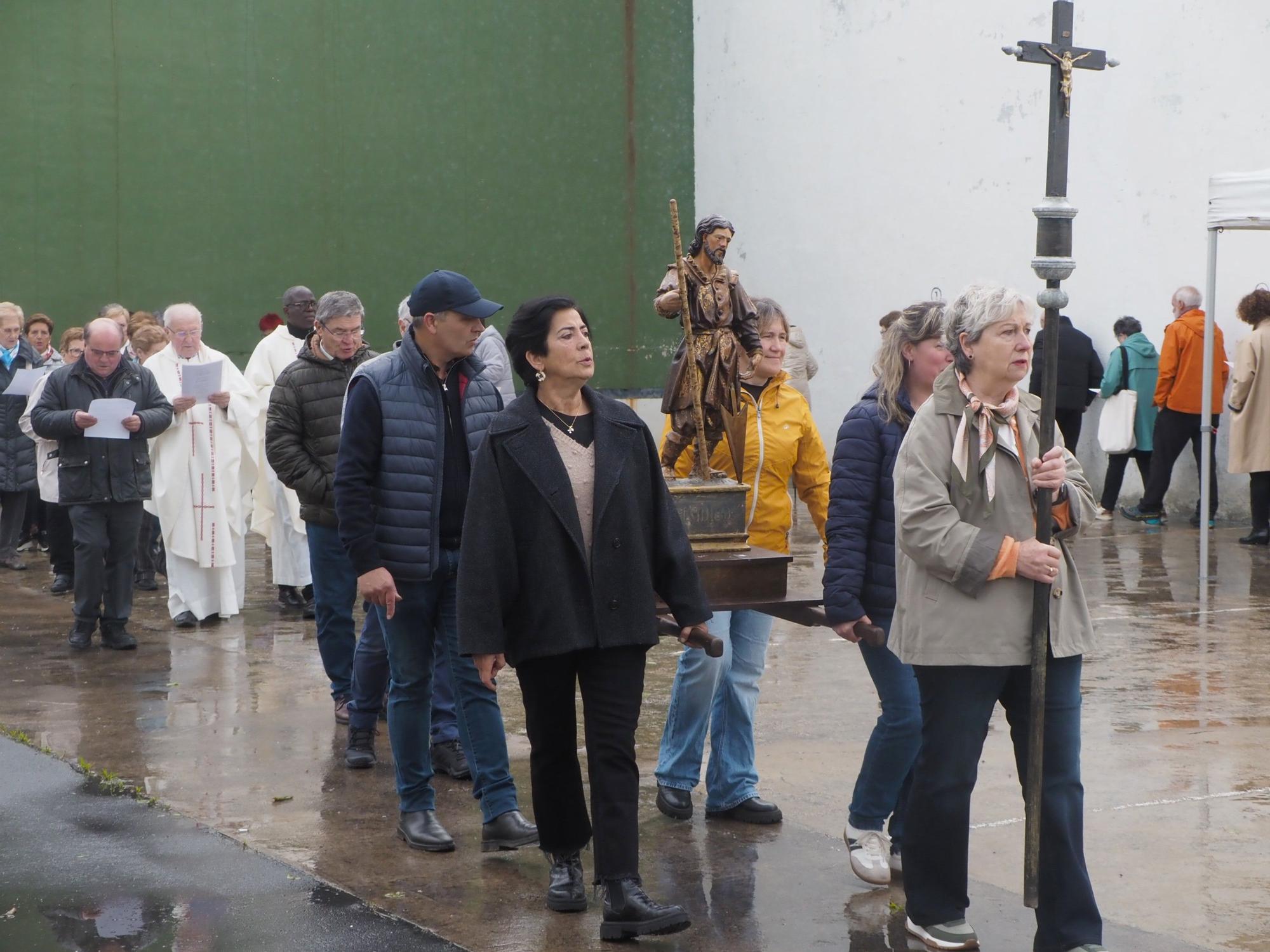 La lluvia ha dado tregua suficiente como para que la procesión haya podido celebrarse.