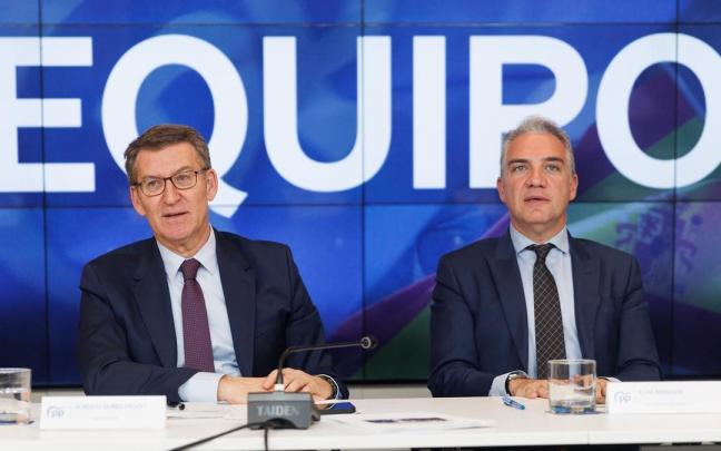 El presidente del Partido Popular, Alberto Núñez Feijóo (i) y el coordinador general del Partido Popular, Elías Bendodo. El presidente del Partido Popular, Alberto Núñez Feijóo (i) y el coordinador general del Partido Popular, Elías Bendodo.