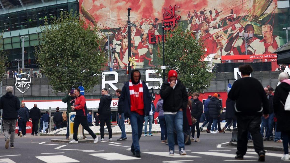 Imagen de aficionados en el exterior del Emirates Stadium del Arsenal.