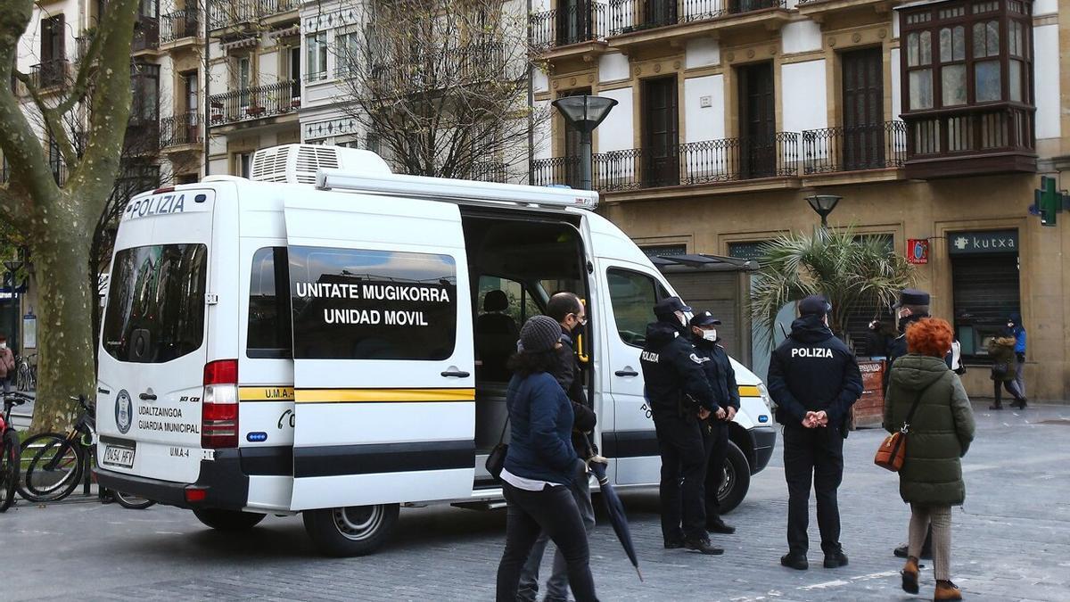 Una furgoneta de la Guardia Municipal en el Boulevard para atender posibles delitos.