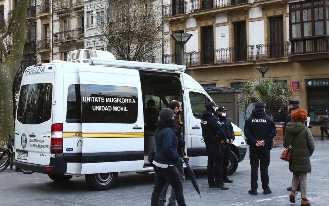 Una furgoneta de la Guardia Municipal en el Boulevard para atender posibles delitos.
