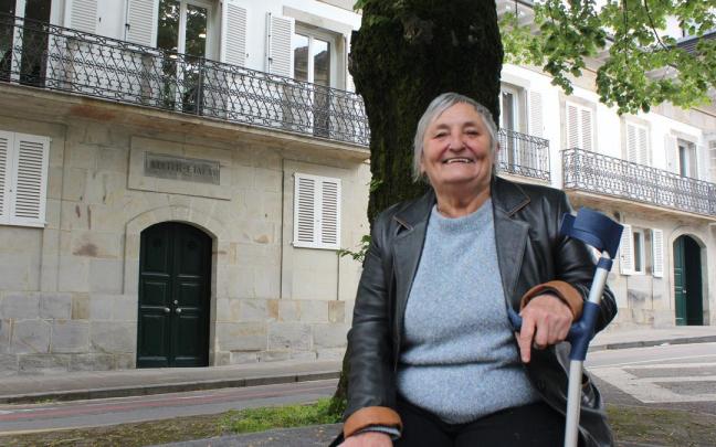 Beatriz Yarza esta semana en la plaza de Santa Marina de Oñati. / Anabel Dominguez. Beatriz Yarza esta semana en la plaza de Santa Marina de Oñati.