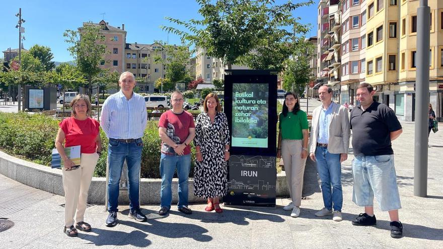 La presentación de los nuevos tótems interactivos ha tenido lugar esta mañana en la plaza Jenaro Etxeandia.