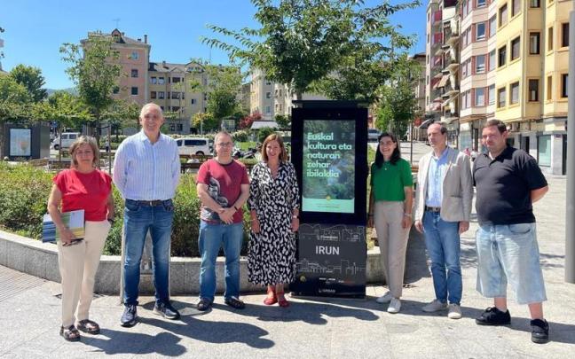 La presentación de los nuevos tótems interactivos ha tenido lugar esta mañana en la plaza Jenaro Etxeandia.