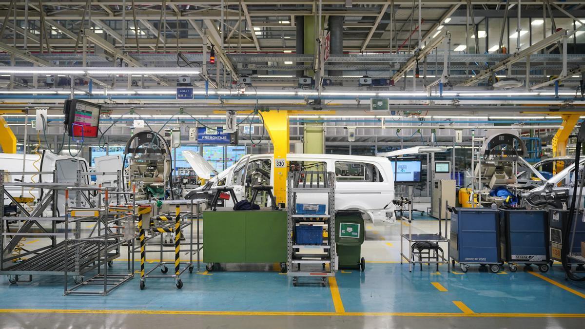Cadena de montaje en la fábrica de Mercedes Benz en Gasteiz.