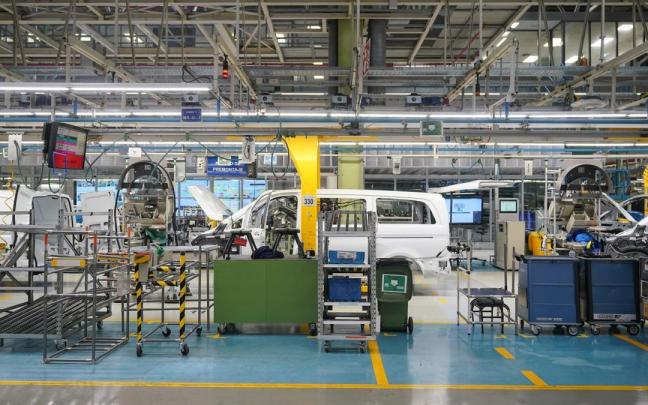 Cadena de montaje en la fábrica de Mercedes Benz en Gasteiz.