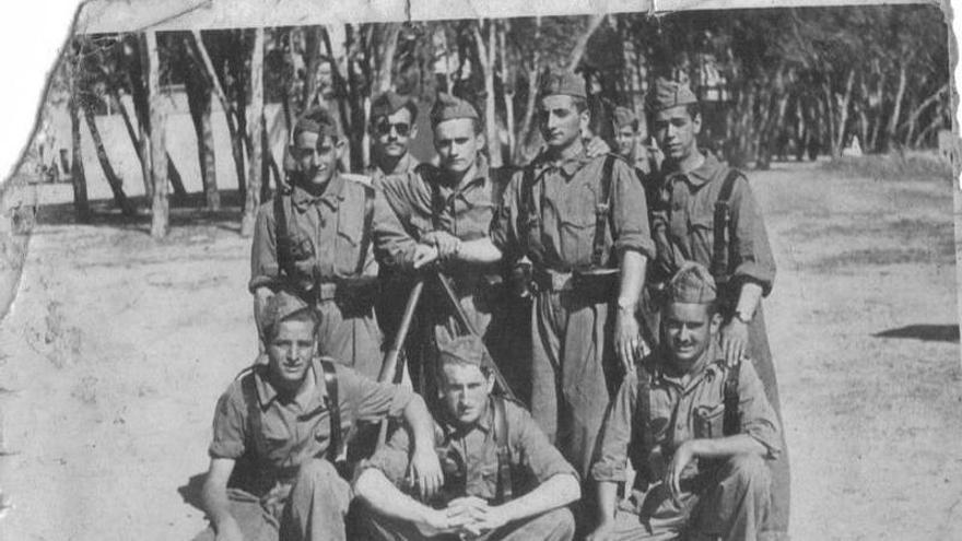Un grupo de soldados de reemplazo durante el régimen franquista.