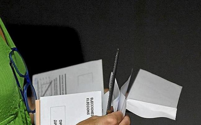 Miembros de la Junta Electoral recuentan los votos.