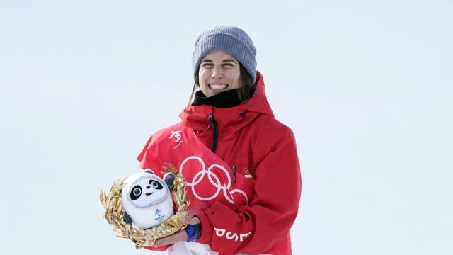 La rider española Queralt Castellet celebra su plata olímpica en los Juegos de Pekín 2022.