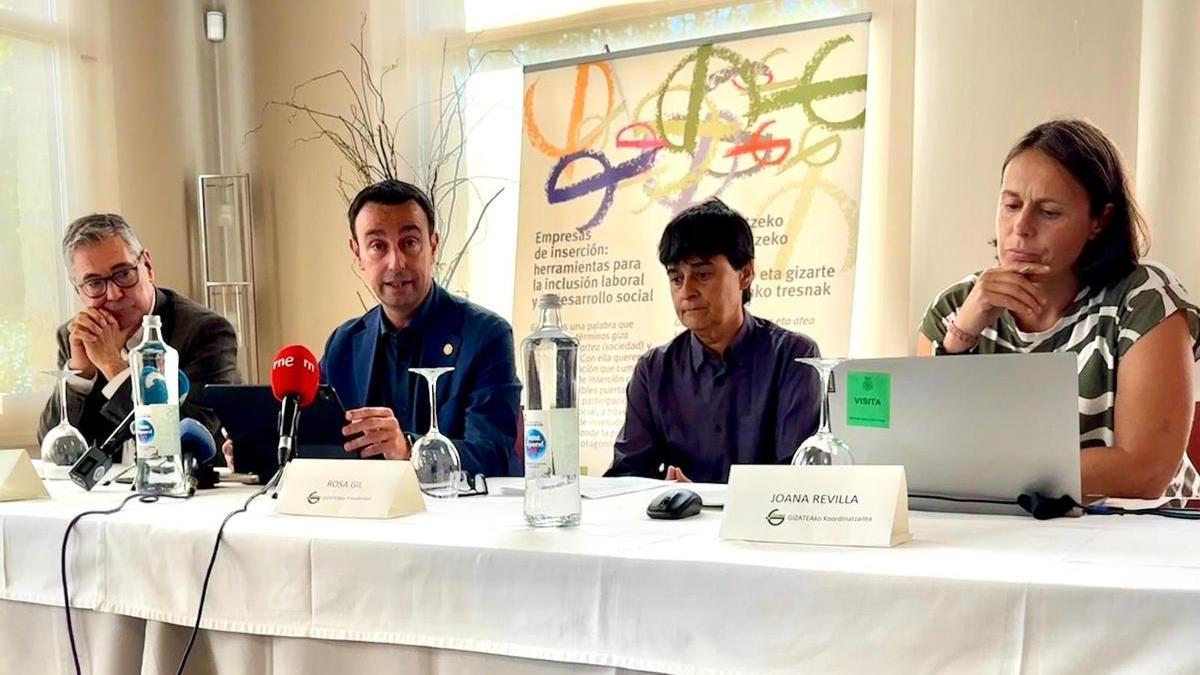 El vicelehendakari y consejero de Economía, Trabajo y Empleo, Mikel Torres, interviene durante el acto conjunto con Gizatea.