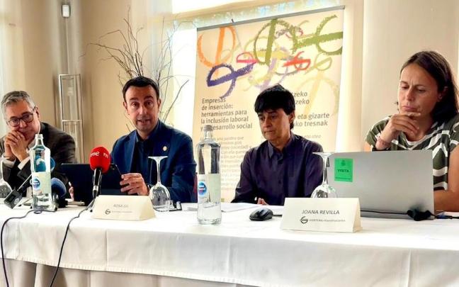 El vicelehendakari y consejero de Economía, Trabajo y Empleo, Mikel Torres, interviene durante el acto conjunto con Gizatea.