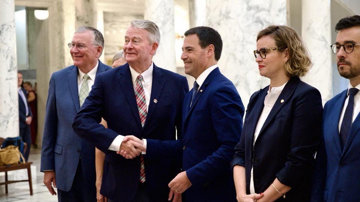 El lehendakari, Imanol Pradales, estrecha la mano del gobernador de Idaho, Brad Little.