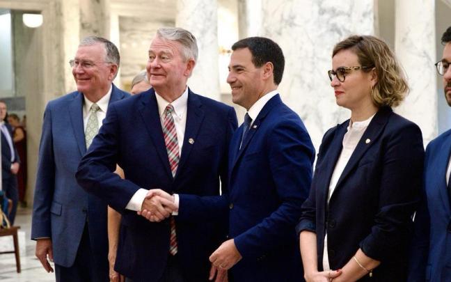 El lehendakari, Imanol Pradales, estrecha la mano del gobernador de Idaho, Brad Little. / Irekia El lehendakari, Imanol Pradales, estrecha la mano del gobernador de Idaho, Brad Little.