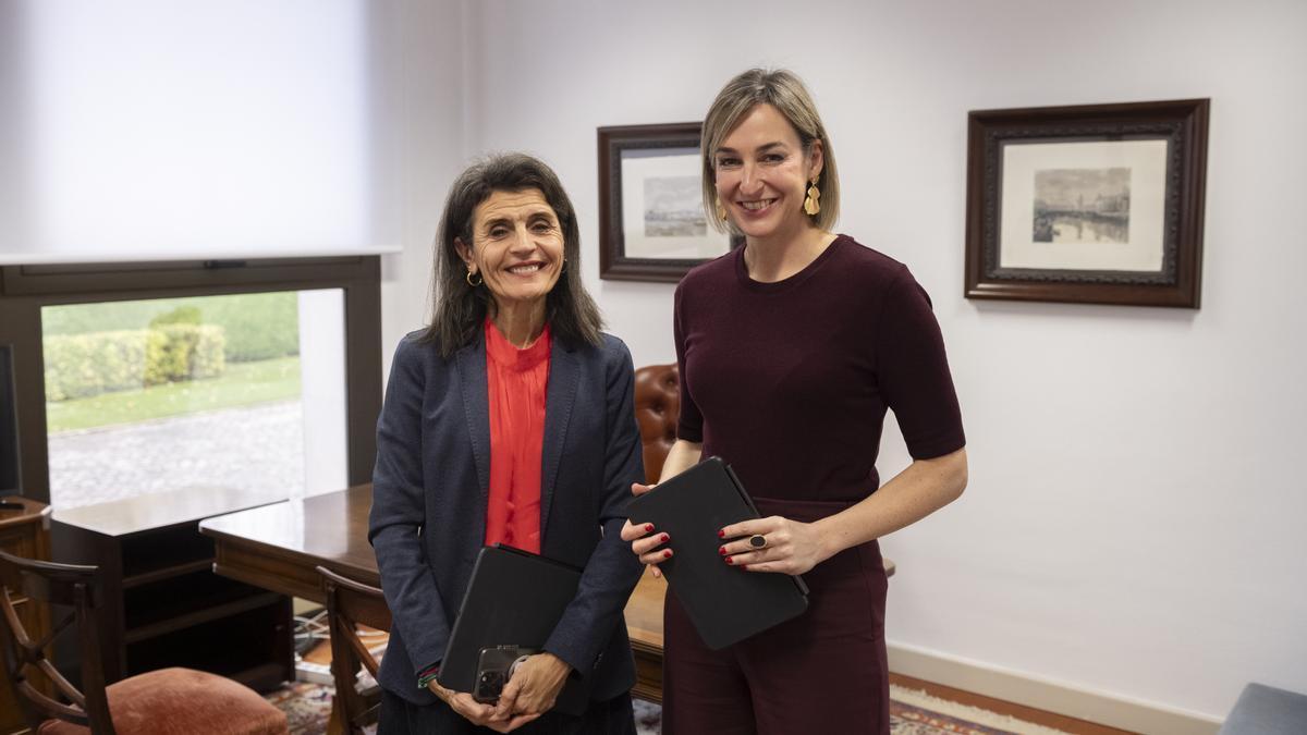 La consejera de Juventud, Nerea Melgosa, con la portavoz del Gobierno vasco, Maria Ubarretxena, en una imagen de archivo