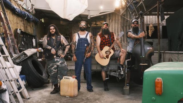 Cuatro chicos barbudos con espíritu rocanrolero e instrumentos de folk. [Fotografía: Adrian Morote]