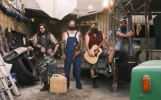 Cuatro chicos barbudos con espíritu rocanrolero e instrumentos de folk. [Fotografía: Adrian Morote]