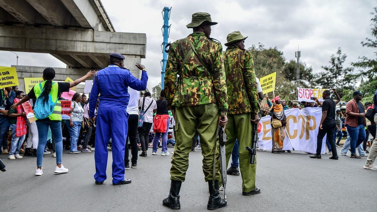 Policías en Nairobi vigilando una protesta climática
