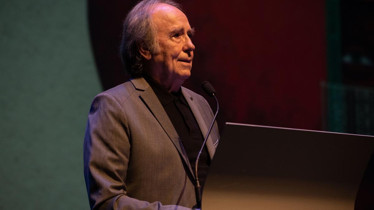 El cantautor Joan Manuel Serrat, interviene durante el premio internacional ‘Convivencia’ Ciudad de Ceuta, a 14 de marzo de 2024.
