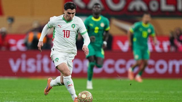 Brahim Díaz conduce el balón durante la final de la Copa África ante Senegal.
