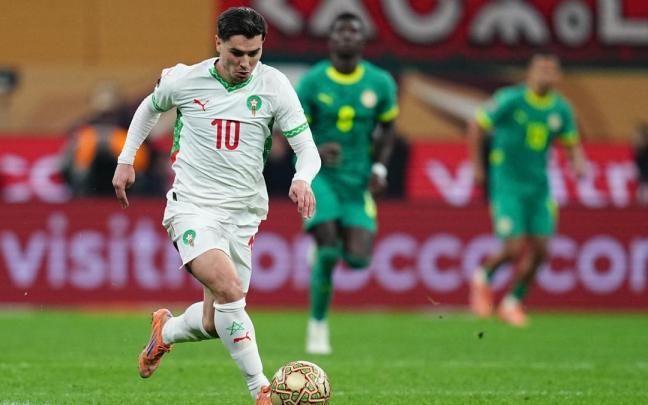 Brahim Díaz conduce el balón durante la final de la Copa África ante Senegal.