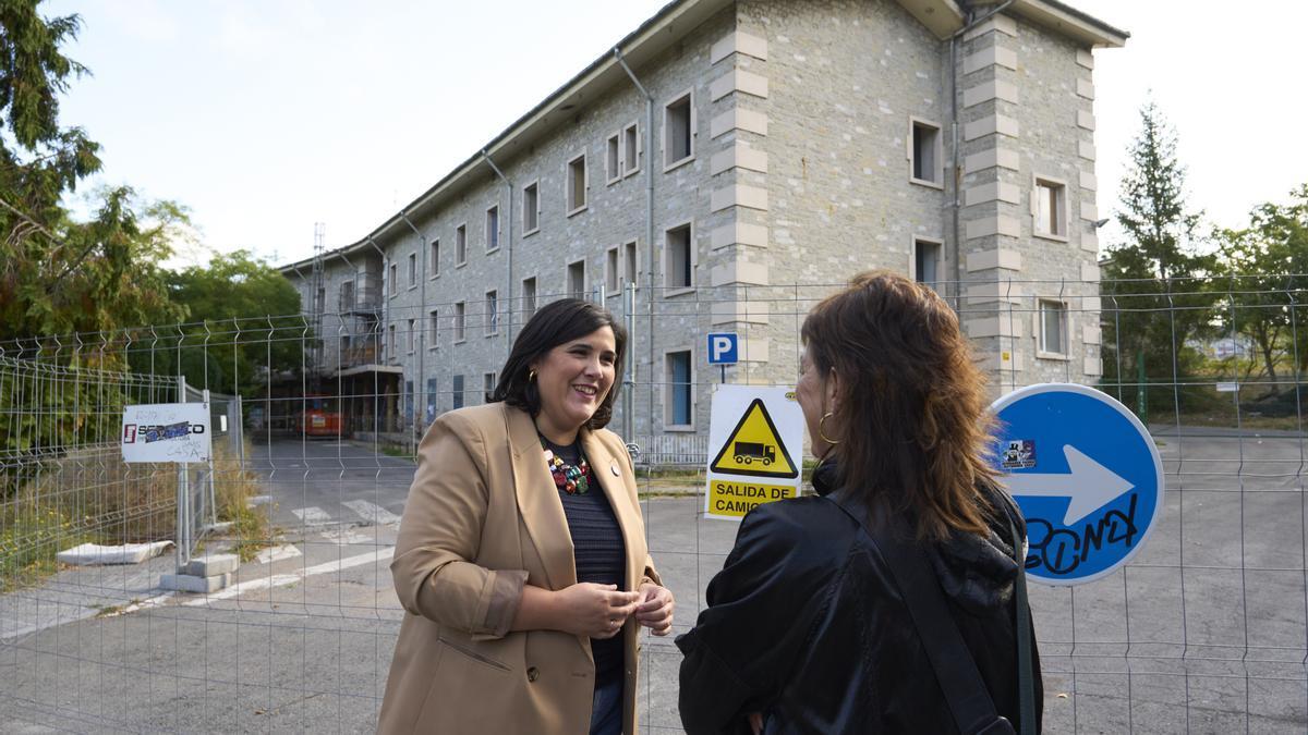 La presidenta del PNV en Araba, Jone Berriozabal, frente a la futura sede del macraocentro.
