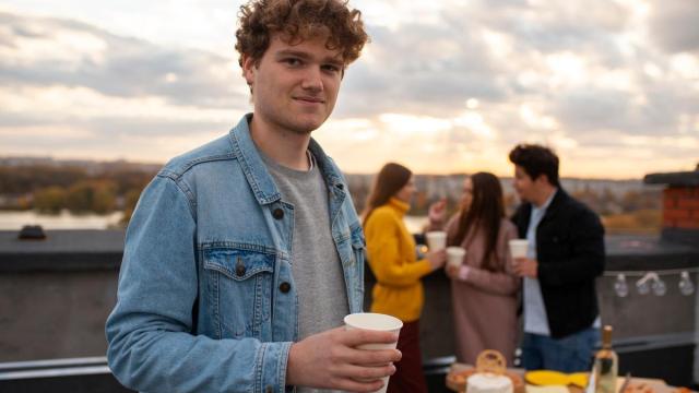 Un joven solo durante la celebración de una fiesta.