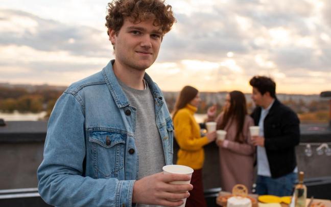 Un joven solo durante la celebración de una fiesta.