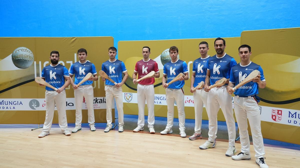 Ibai Pérez, Del Río, Alkorta, Urrutia, Necol, Maldonado, Fusto y Madariaga, en la presentación del Urrezko Pala Pro.
