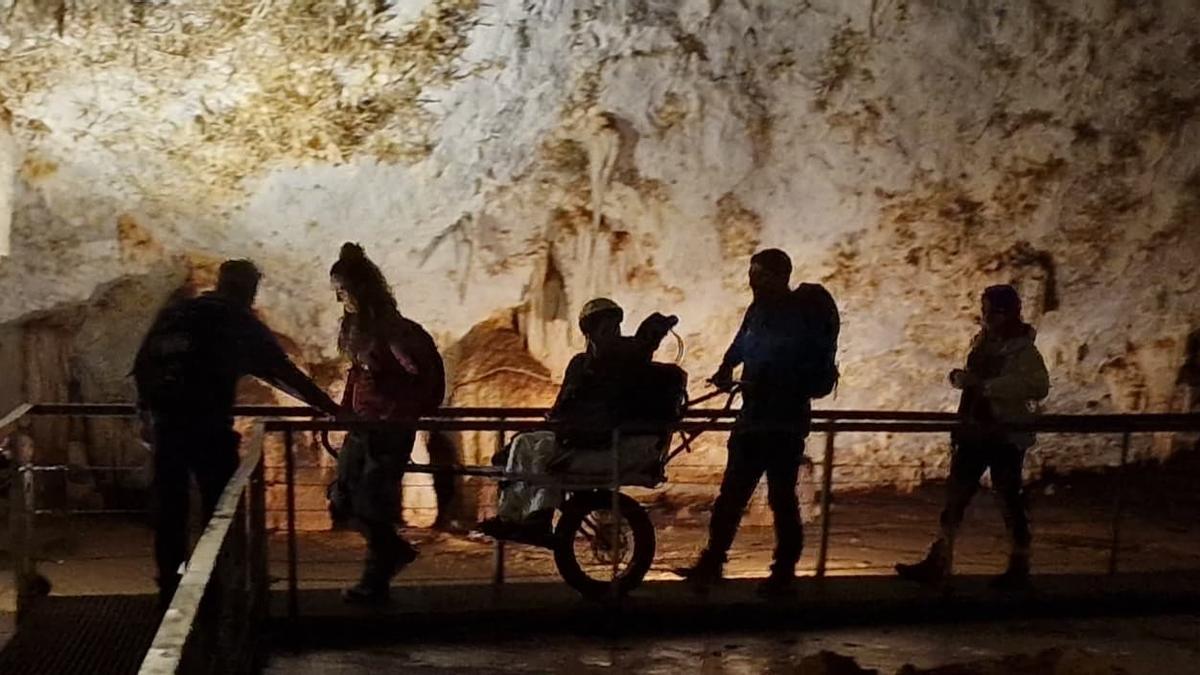 En la cueva con la gente de Montes Solidarios