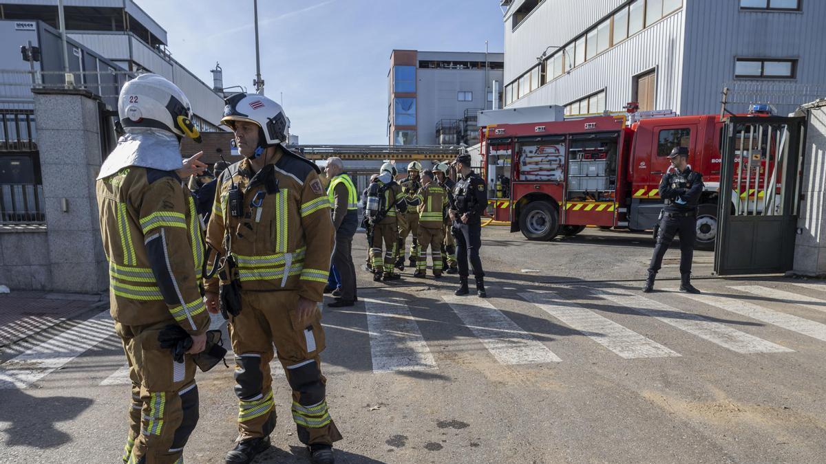 Bomberos y policías en la empresa Alcaliber, donde ha tenido lugar el accidente.