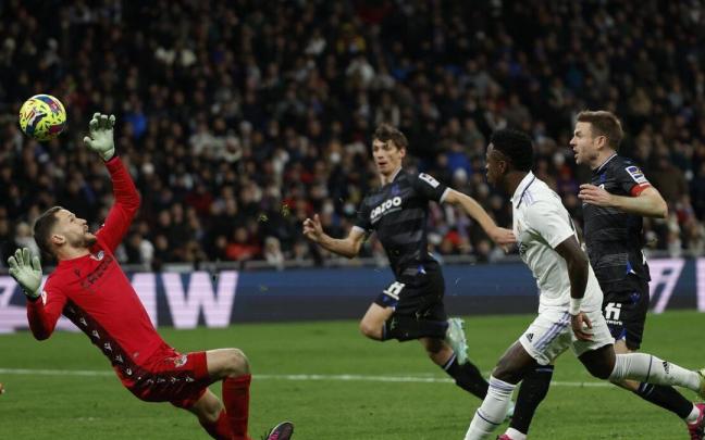 Alex Remiro detiene el intento de vaselina de Vinicius. / JUANJO MARTIN