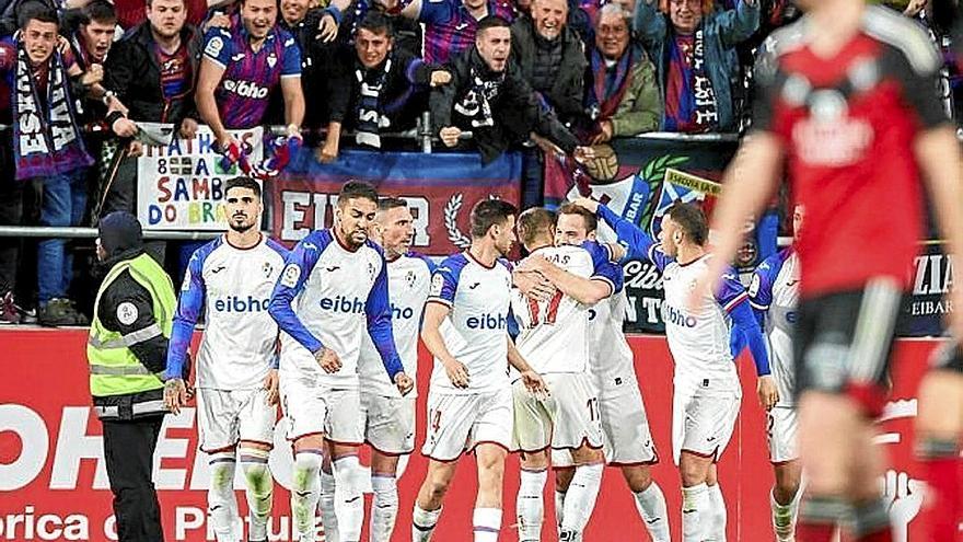 Los jugadores del Eibar celebran el tercer gol ante la afición armera desplazada. | FOTO: LALIGA