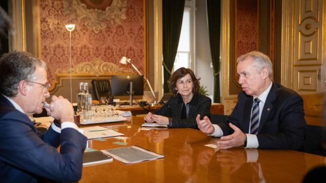 El lehendakari ohia, Iñigo Urkullu, con Marian Elorza, en su reunión con el vicealcalde de Lisboa, Gonçalo Reis