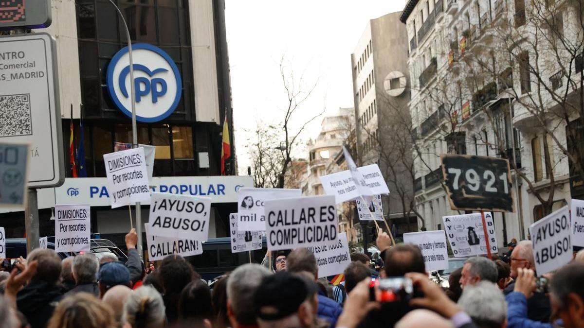 Manifestación contra Isabel Díaz Ayuso en la calle Génova de Madrid.