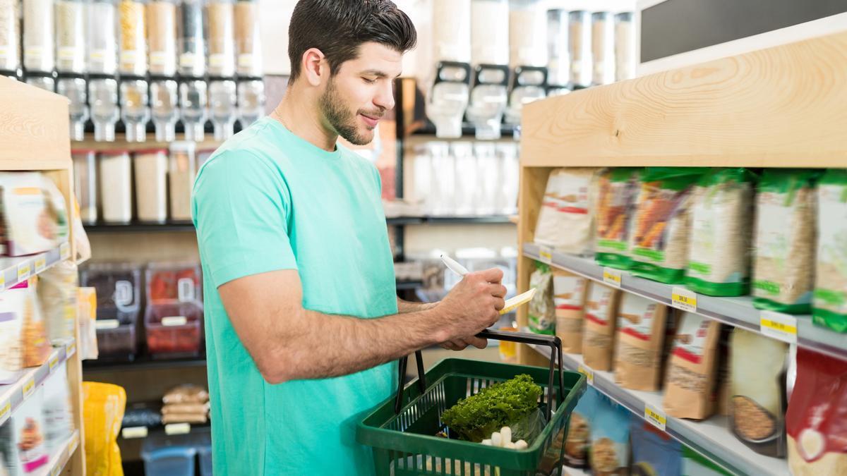 Hombre con la lista de la compra.