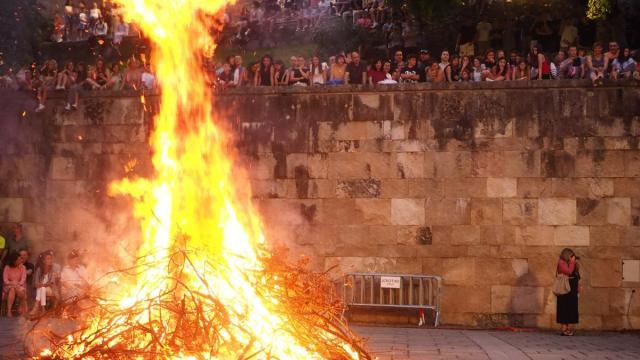 La alarma roja por altas temperaturas va a tener reflejo en la alturas de las llamas, tanto en Azkoitia como en Azpeitia.