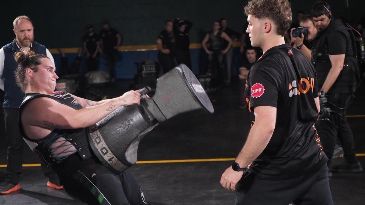 Estefanía Etxebeste, lidiando con la piedra de 100 kilos.
