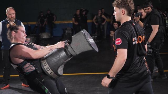 Estefanía Etxebeste, lidiando con la piedra de 100 kilos.