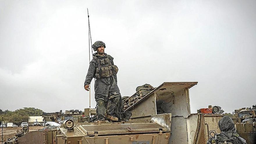 Un soldado israelí sobre uno de los vehículos blindados en Gaza