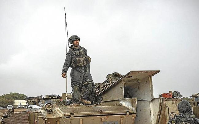 Un soldado israelí sobre uno de los vehículos blindados en Gaza